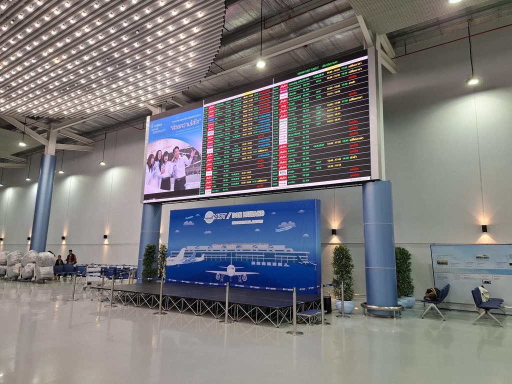 筆者が訪れたドンムアン空港ロビーにあるメイン電光掲示板の写真