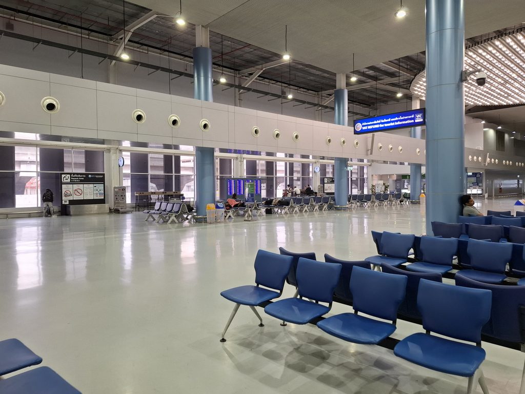 筆者が訪れたドンムアン空港ロビーにベンチのがたくさんある様子を撮った写真