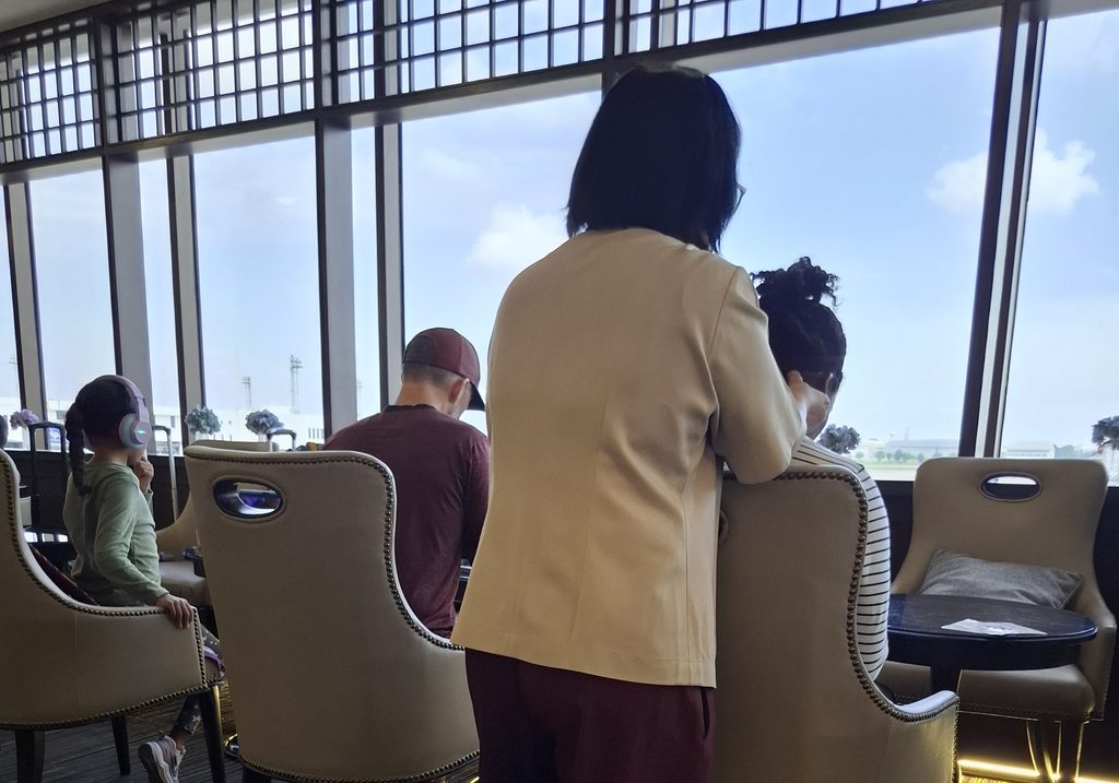 筆者がドンムアン空港で訪れたコーラルラウンジでマッサージをされている人を撮った写真