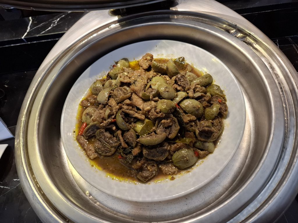 筆者がドンムアン空港で訪れたミラクルラウンジの肉のグリル料理を撮った写真