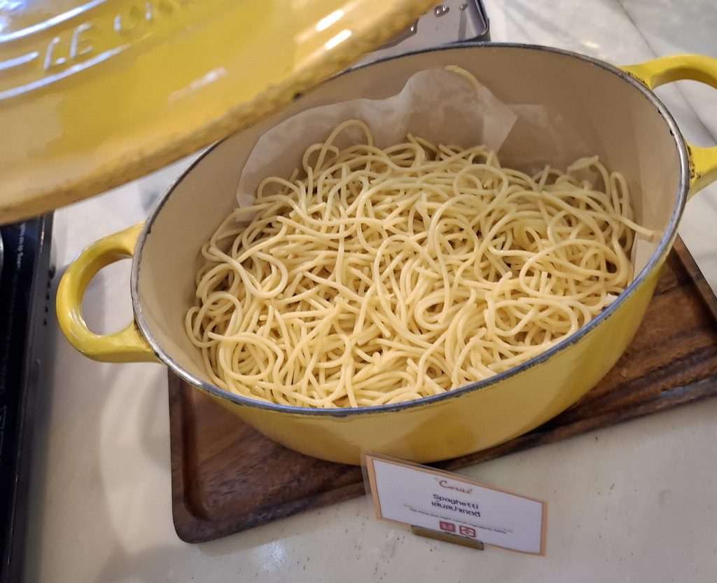 筆者がドンムアン空港で訪れたコーラルラウンジのパスタを撮った写真