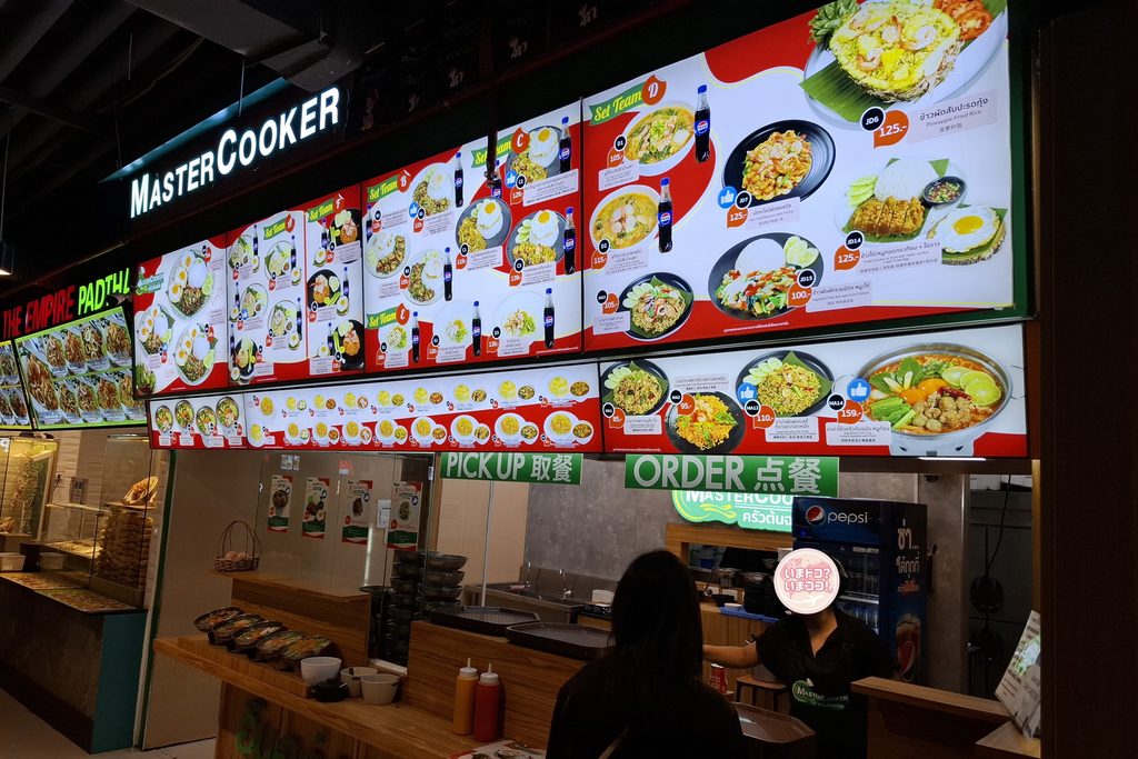 筆者が訪れたドンムアン空港で、タイの屋台街のフードコート、マジックガーデン24でパッタイやカオパッド店を撮った写真