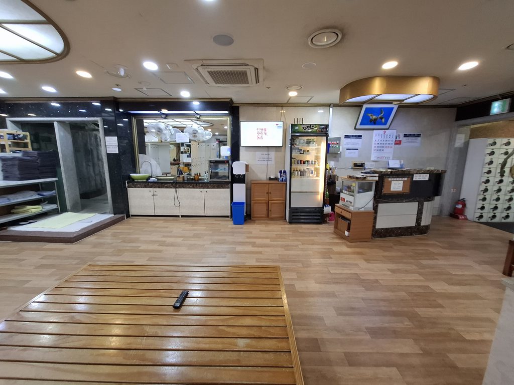 筆者が2026年9月に宿泊したヨンビンホテルのサウナの入り口のカウンターと浴場への入り口を筆者が撮った写真