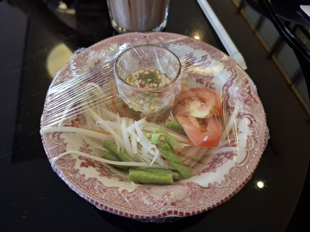 筆者がドンムアン空港で訪れたコーラルラウンジのタイ料理ソムタムを撮った写真