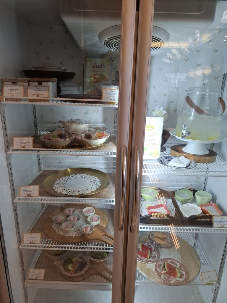 筆者がドンムアン空港で訪れたコーラルラウンジの冷蔵庫のタイ料理を撮った写真