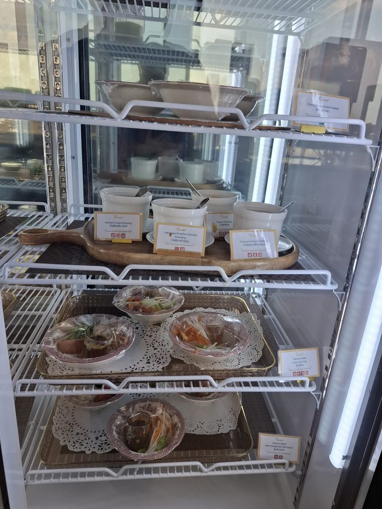 筆者がドンムアン空港で訪れたコーラルラウンジの冷蔵庫のタイ料理のデザートやサラダを撮った写真
