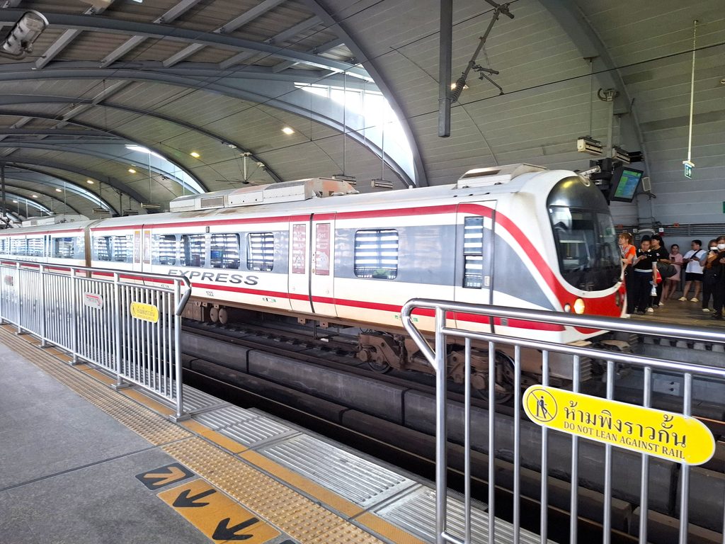 筆者が訪れたバンコクのARLラートクラバン駅で、バンコク市内いきの列車が入ってきた様子を撮った写真