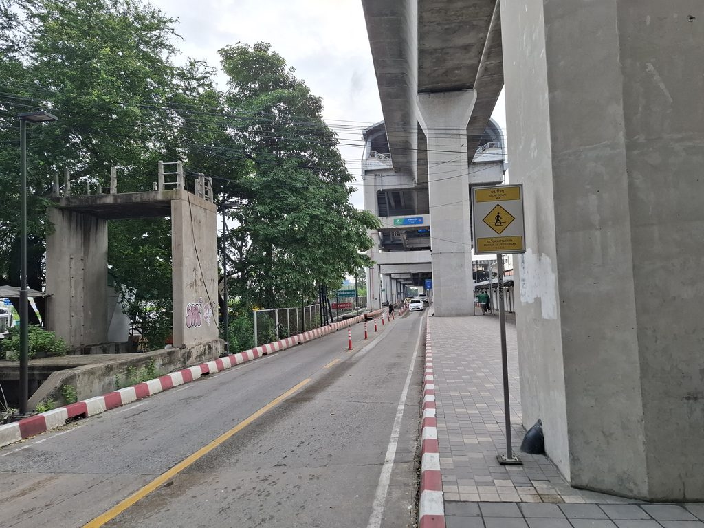筆者がGrabで「時間単位で借りる」ために訪れたラートクラバン駅の高架下の様子を撮った写真