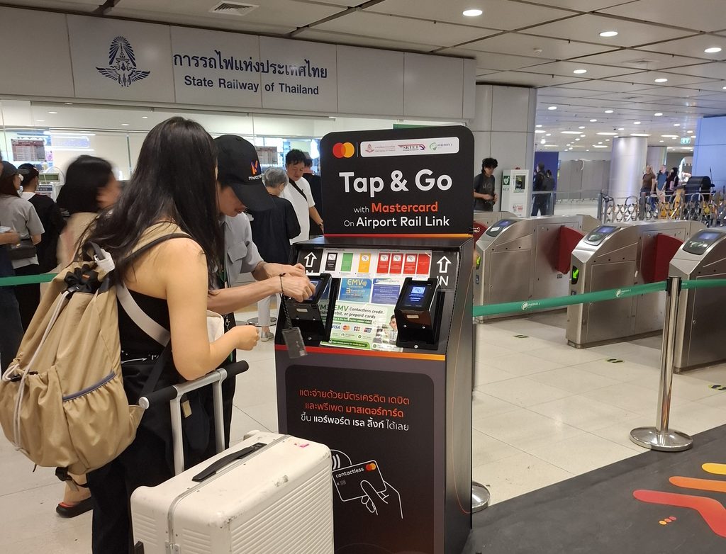 筆者がタイで訪れたエアポートレイルリンクのスワンナプーム空港駅でクレジットカードのタッチ決済を利用している観光客の写真