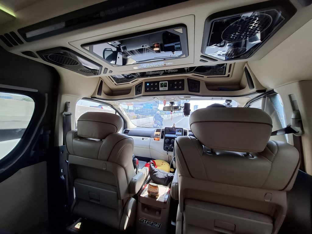 筆者がチャチューンサオのピンクのガネーシャを訪れた際にチャーターしたバンの車内の様子を撮った写真