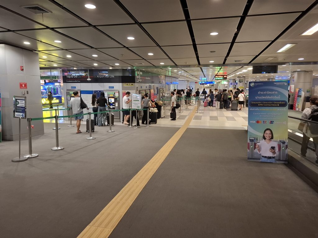 筆者がタイで訪れたエアポートレイルリンクのスワンナプーム空港駅に向かう写真